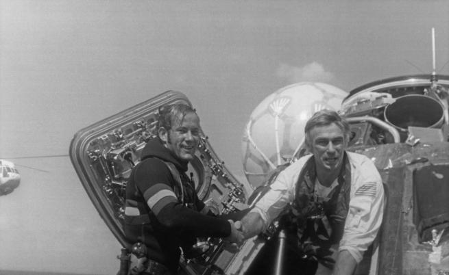 Юджин Kърнан, командир на  мисия "Аполо 17", е посрещнат обратно на Земята след падане в Тихия океан на 19 декември, 1972 г.