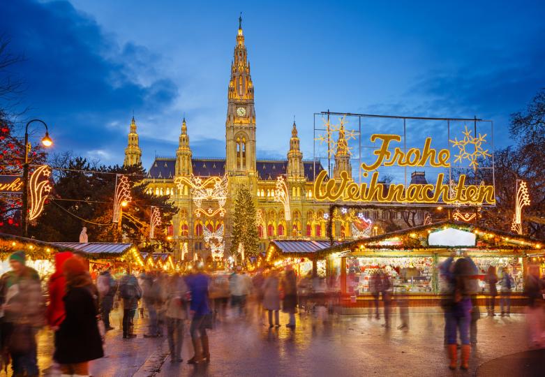 <p><strong>Виена, Австрия</strong></p>

<p>Един от най-красивите коледни базари в Европа, този във Виена датира от 1298 г., като най-емблематичният (пред кметството) включва 150 къщички. Предлагат се коледни подаръци, украса за елхи, ръчно изработени изделия и много други. Тази година базарите в австрийската столица са отворени от 19 ноември до 26 декември 2022 г. Такива можете да откриете още пред дворците Белведере и Шьонбрун, както и на площад Мария Терезия и около катедралата &bdquo;Св. Стефан&ldquo;.</p>

<p><strong>Какво да опитаме?</strong></p>

<p><strong>Греяното вино</strong> и картофените палачинки са сред най-популярните ястия на коледните базари. Освен това не бива да пропускате да опитате вурстове, <strong>крапфен </strong>(баница с мая, с пълнеж от сладко или кисело зеле), <strong>раклет </strong>(хлебче с топло сирене) или т.нар. <strong>Bauerngr&ouml;stl</strong> (пържени бекон, яйце и картофи, обикновено гарнирани с пържено яйце). Любителите на сладкото могат да се насладят на щолен, курабийки с канела и <strong>джинджифилови сладки</strong> с най-различни форми и украса.</p>

<p><strong>Колко ще ни струва?</strong></p>

<p>Виена не е евтин град, затова и цените на коледните базари там са малко по-високи от тези в Унгария и Чехия. Чаша греяно вино може да стигне от 5 до 10 евро. Въпреки това най-често срещаното ястие &ndash; прясно изпечените вурстове в питка си, остават най-разпространената и достъпна храна, която със сигурност ще стопли душата ви и няма да повлияе твърде негативно на бюджета.</p>