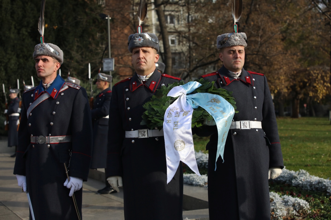 <p>Държавният глава Румен Радев посрещна с официална церемония на пл. &bdquo;Св. Александър Невски&ldquo; президента на Гърция Катерина Сакаралопупу. Двамата отдадоха почит пред Паметника на Незнайния воин в София.</p>