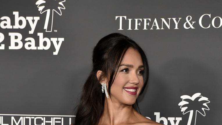  Джесика Алба е привидение в розово 