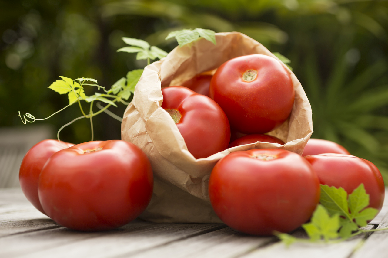 <p><strong>Домати</strong><br />
Разбира се, може да обичате суровите домати, но готвенето им ще помогне да се освободи всичко вредно&nbsp;от тях, включително ликопен.</p>
