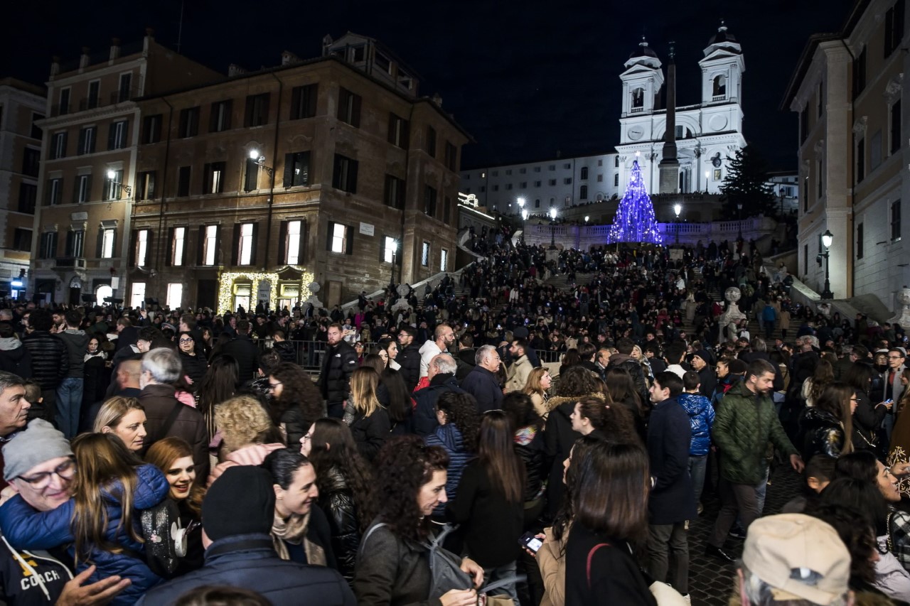 <p>На площад &quot;Венеция&quot; в Рим бяха запалени светлините на официалната коледна елха на италианската столица.</p>