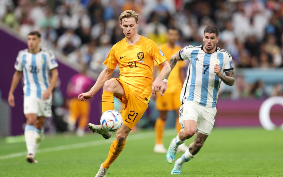 Манчестър Юнайтед все още желае нидерландския полузащитник на Барселона Френки