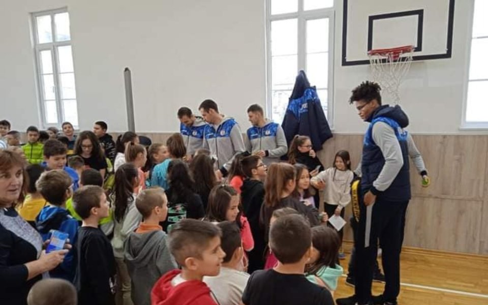 Баскетболистите на Рилски спортист посетиха две училища в Самоков