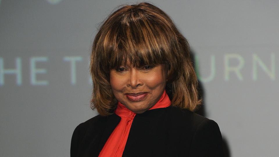 Тина Търнър скърби след смъртта на сина си Рони, който