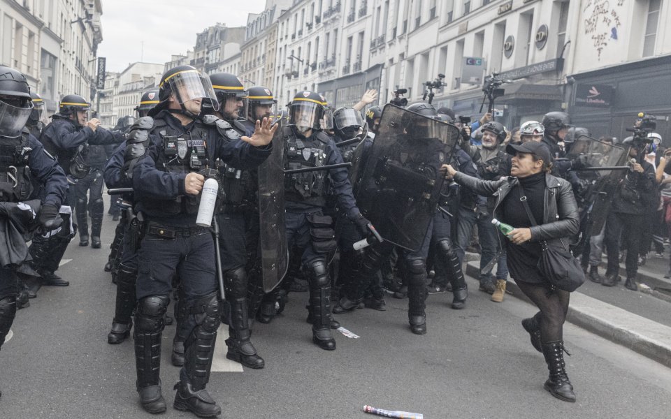 Тревога в Париж - 2000 полицаи за Франция - Мароко