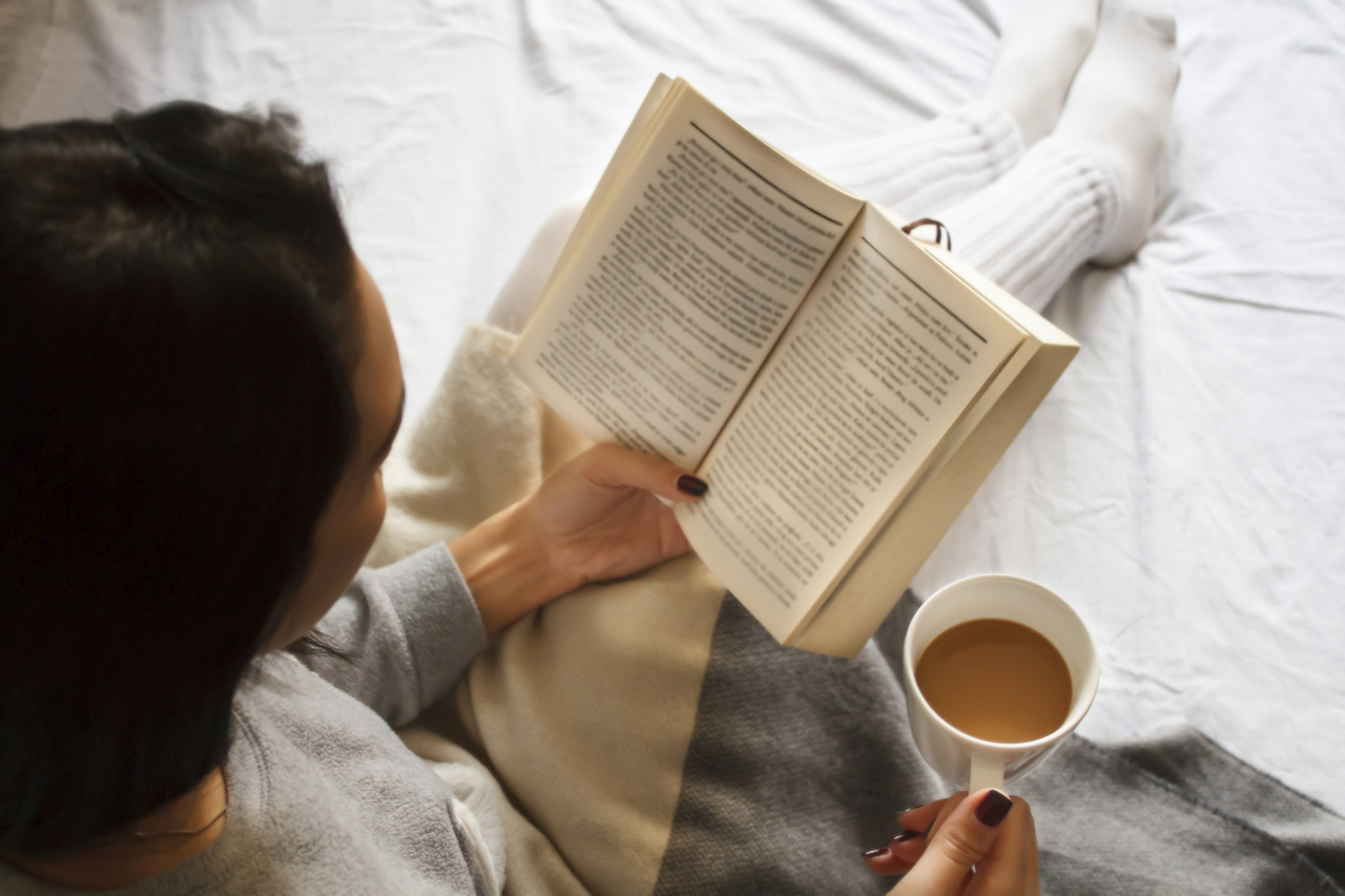<p><strong>Четене в леглото</strong></p>

<p>Смята се, че подпомага процеса на заспиване, четенето в леглото е често срещан навик, практикуван от мнозина днес. И все пак през 19 век лягането с книга е описано като <strong>&bdquo;забавление с най-ужасното бедствие, което може да засегне нас самите и другите&quot;.</strong> Четенето през нощта имало лоша репутация поради броя на домашните пожари, причинени от свещите, осигуряващи светлина на четящите!</p>