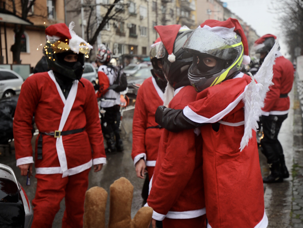 <p>За осма поредна година продължава мисията на хората от Sofia Riders, а именно - да зареждат с усмивки, празничен дух и добро настроение всички, от най-малките до най-възрастните в столицата.</p>