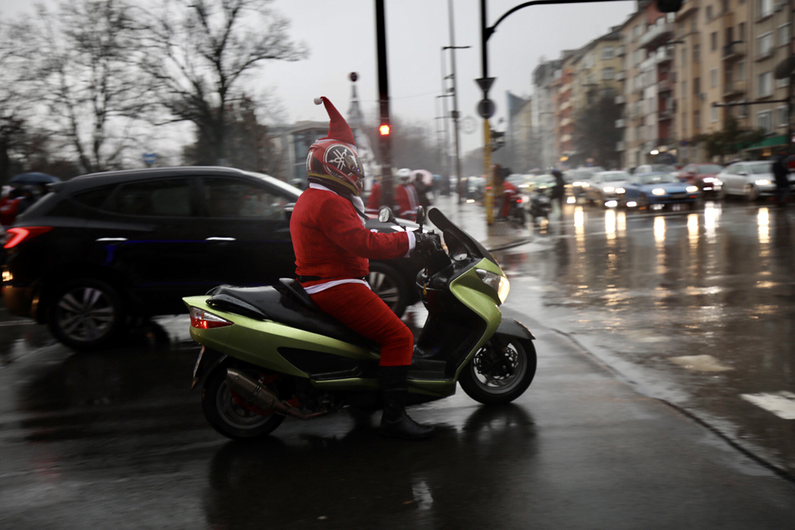 <p>За осма поредна година продължава мисията на хората от Sofia Riders, а именно - да зареждат с усмивки, празничен дух и добро настроение всички, от най-малките до най-възрастните в столицата.</p>