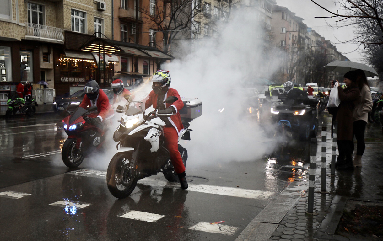 <p>За осма поредна година продължава мисията на хората от Sofia Riders, а именно - да зареждат с усмивки, празничен дух и добро настроение всички, от най-малките до най-възрастните в столицата.</p>
