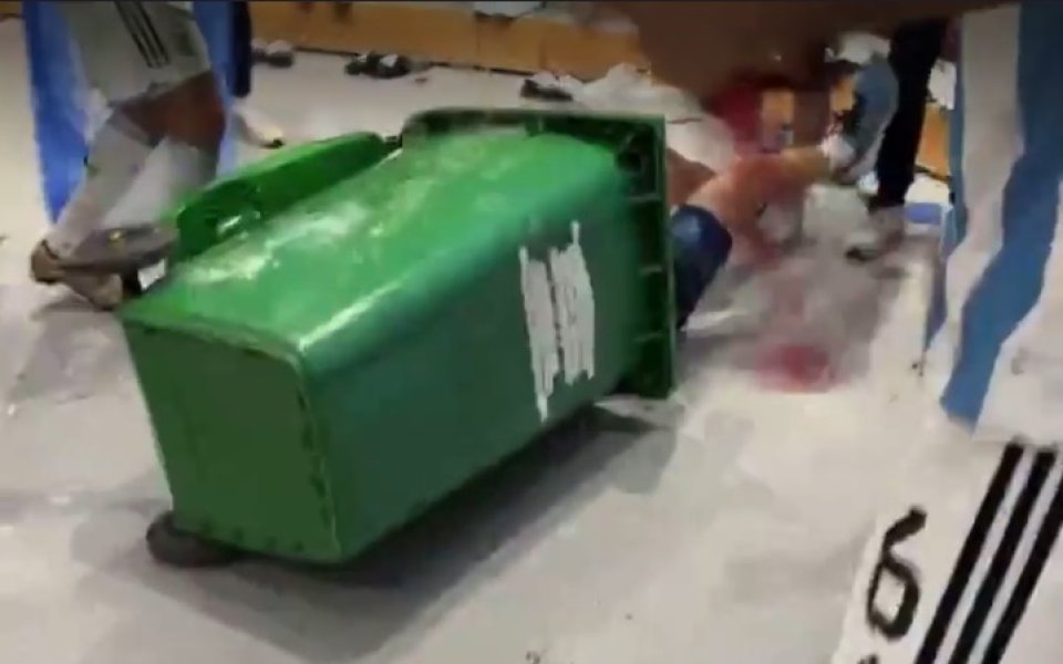 Аржентинска звезда обезумя от радост, метна се в кофа за боклук (видео)