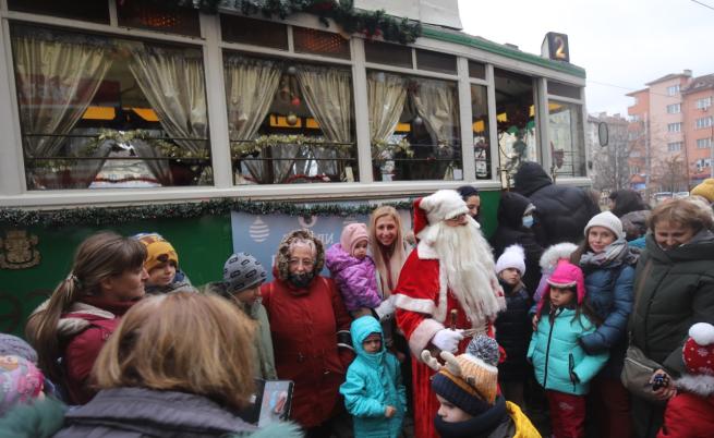 Дядо Коледа и Снежанка зарадваха столичани в ретро трамвай