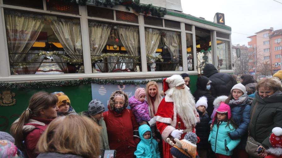 От днес до 23 декември включително от площад „Възраждане“ до площад „Журналист“ в София ще се движи коледен ретро трамвай. В него освен деца ще пътуват и Дядо Коледа и Снежанка.