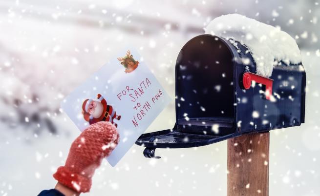 Детска изложба с послания до Дядо Коледа бе открита в София