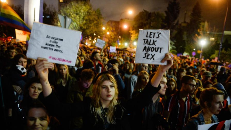 Жена протестира срещу изменения в проектозакон, санкциониращи сексуалното образование в Полша. 16 октомври 2019 г., Варшава