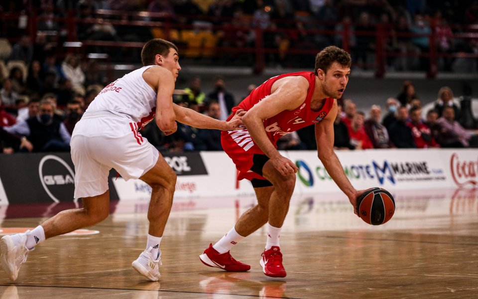 Отборът на Олимпиакос победи италианския Армани Милано с 82:66 (27:15,