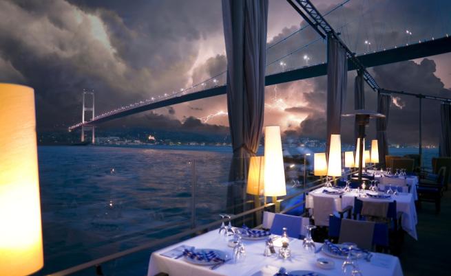 Срути се платформа на луксозен ресторант край Босфора, клиенти паднаха в морето