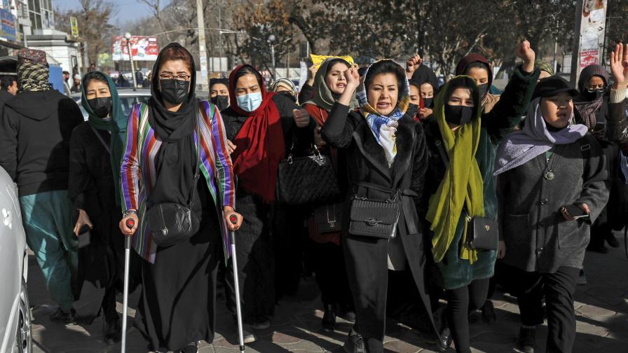 Десетки жени на протест в Афганистан срещу забраната за образование