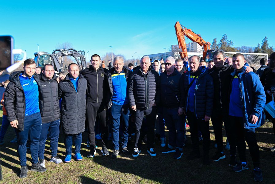 Стоичков направи първа копка за изграждането на нов спортен комплекс1