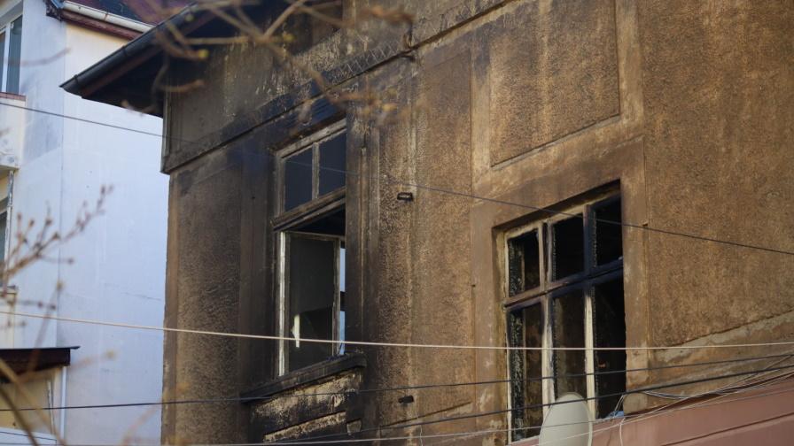 Работи се по две версии за пожара с три жертви в София
