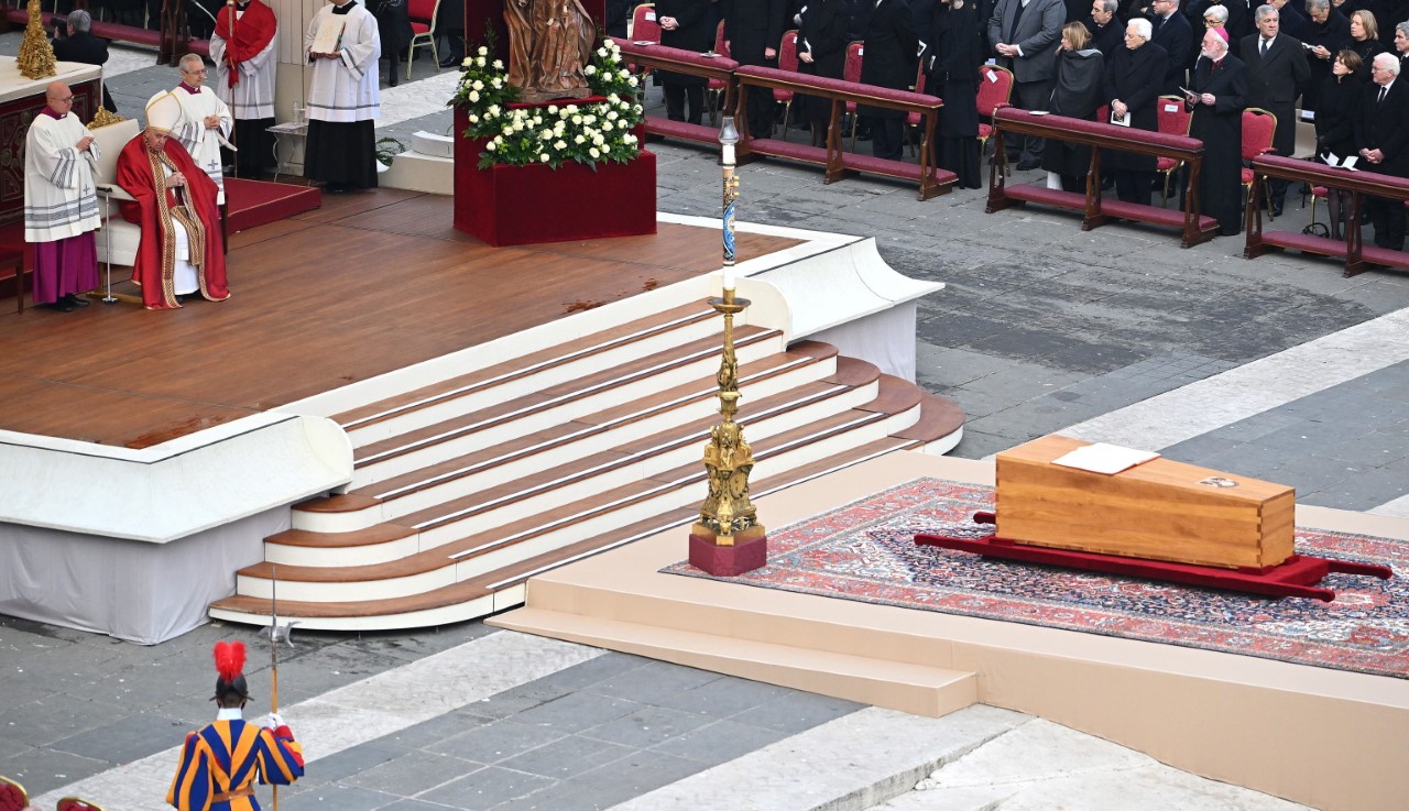 <p>Над 1000 журналисти от 30 страни отразиха&nbsp;погребението на папа Бенедикт XVI. Сред присъстващите официални гости бяха президентите на Италия, Германия, Полша и Того, канцлерът на Германия, краля на Белгия, френският вътрешен министър и бившата кралица на Испания София.</p>