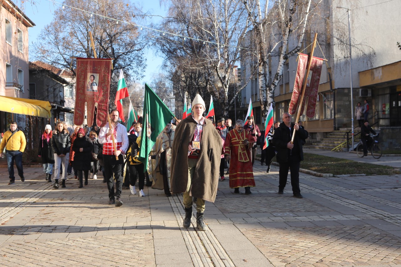 <p>В Елин Пелин Йордановден започна със Света Литургия и литийно шествие към река Лесновска, където се извърши ритуалното хвърляне на кръста и традиционното мъжко хоро.</p>