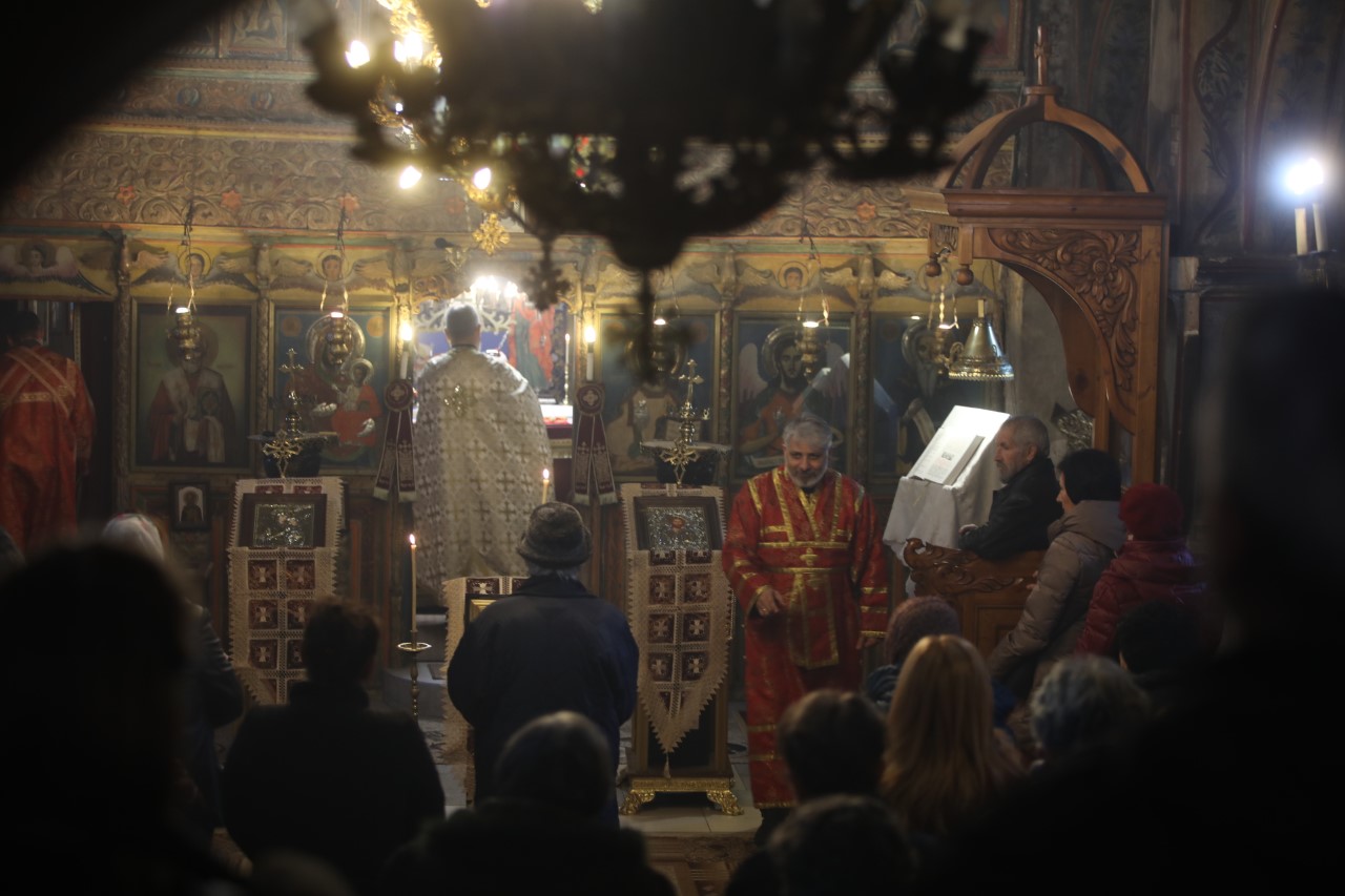<p>В Елин Пелин Йордановден започна със Света Литургия и литийно шествие към река Лесновска, където се извърши ритуалното хвърляне на кръста и традиционното мъжко хоро.</p>