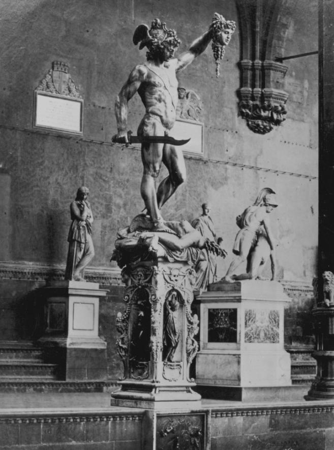 Персей, държащ отсечената глава на Медуза Горгона. Скулптура от Бенвенуто Челини, в Loggia dei Lanzi, Флоренция