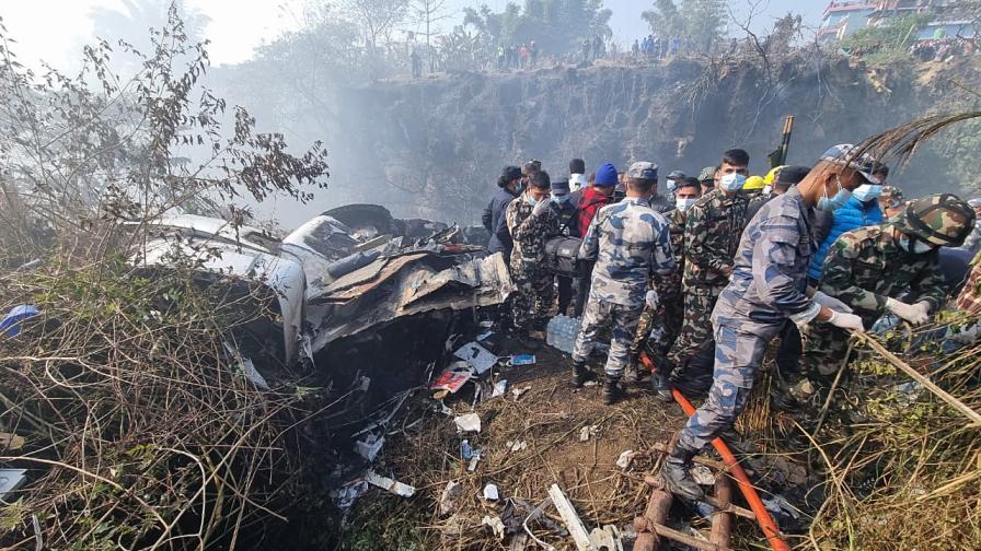 Пътнически самолет се разби в Непал, всички 72 души на борда са загинали