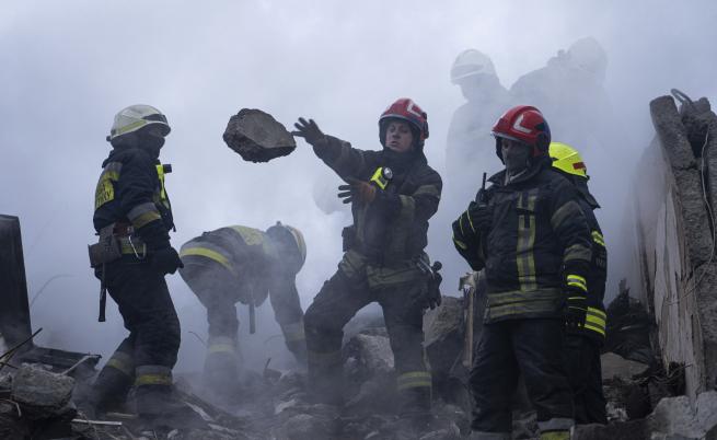 Прекратиха спасителната операция в Днепър, 20 души остават безследно изчезнали