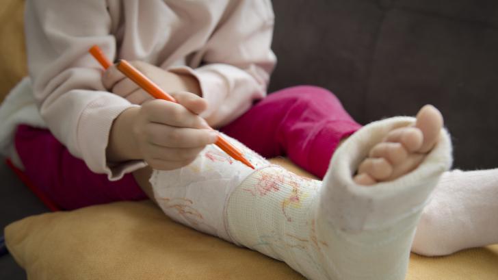 С поледици и инциденти: Първа помощ при счупвания на бебета и малки деца