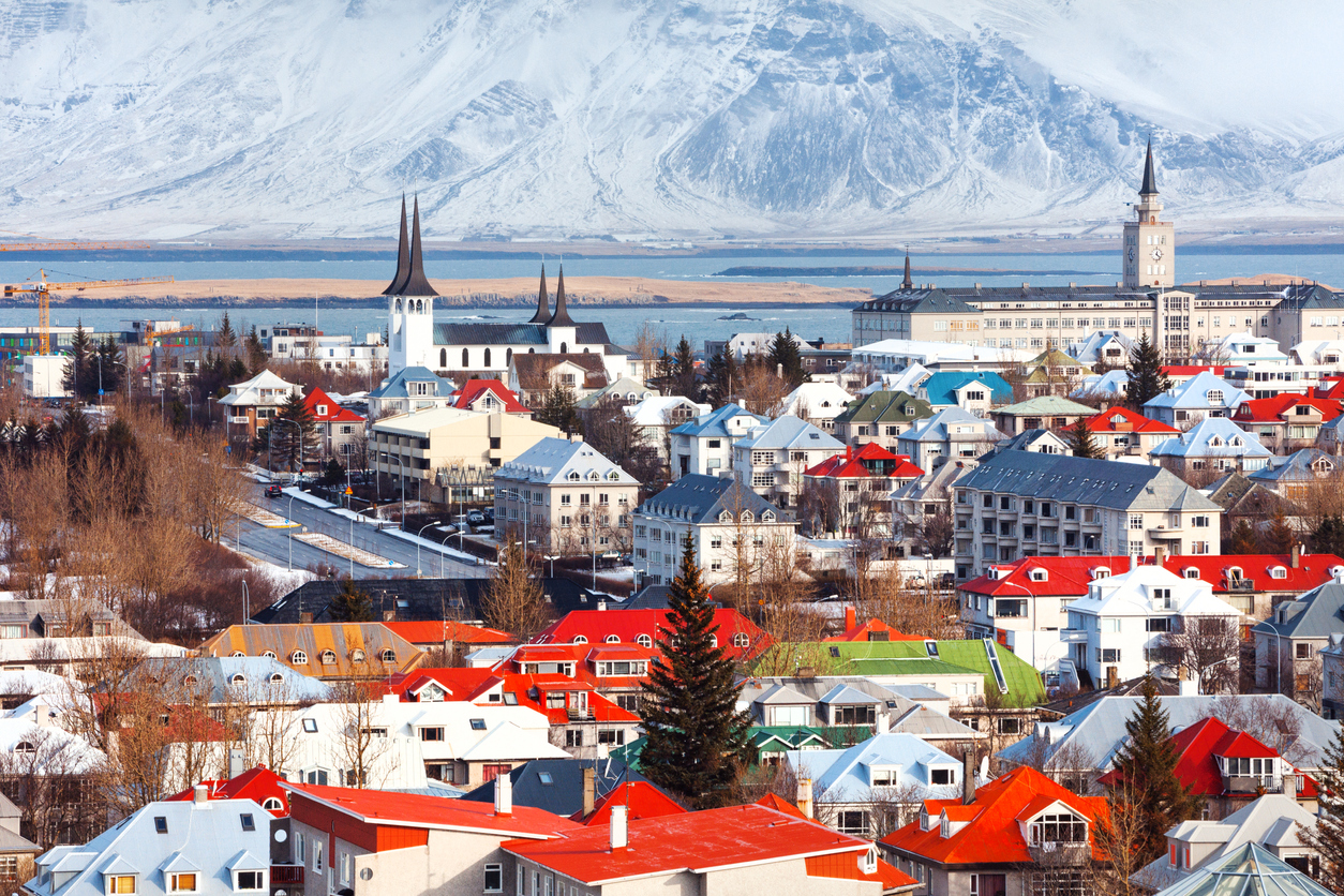 <p>Рейкявик, Исландия Исландия е скъпа дестинация, но всяка стотинка си заслужава за гледките, на които ще станете свидетели. Особено големи щастливци ще бъдете, ако ви се случи да наблюдавате северното сияние.</p>
