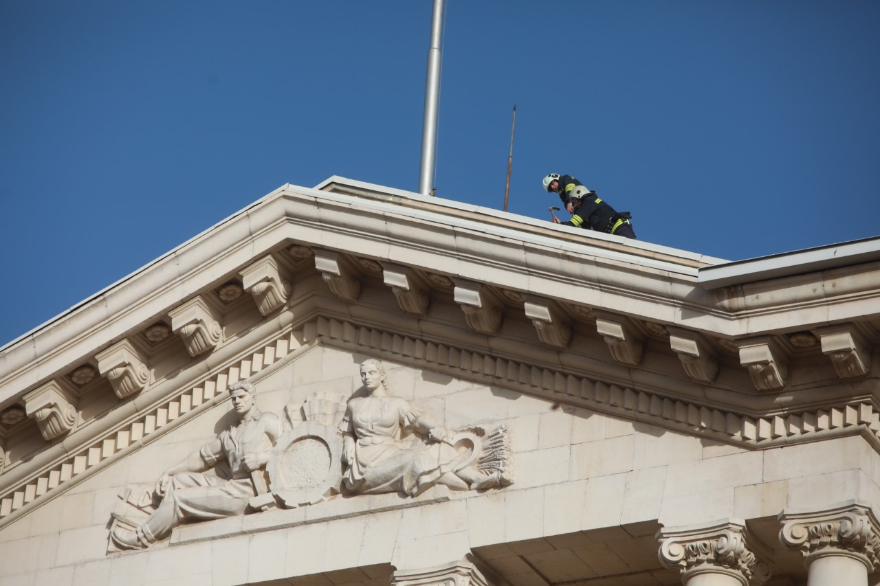 <p>Бурният вятър повреди част от покрива на Министерски съвет и се наложи да бъде направен бърз ремонт.</p>