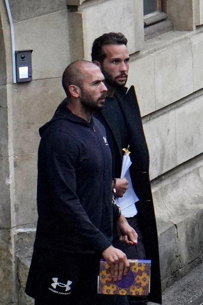  Андрю Тейт и брат му Тристан отиват на чуване в съда 