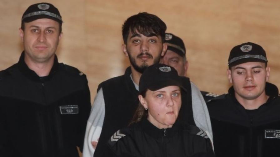 Със следи от бой влезе в съда сириецът, опитал се да подкупи полицай