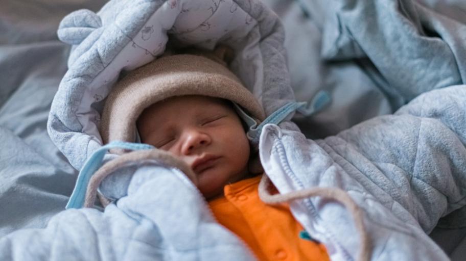 Как да обличам умно бебето си за сън през зимата?