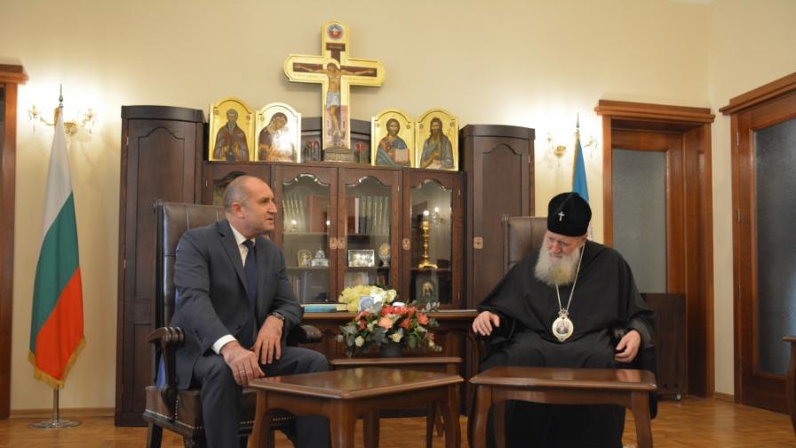 <p>На своя имен ден патриарх Неофит прие на среща Радев</p>