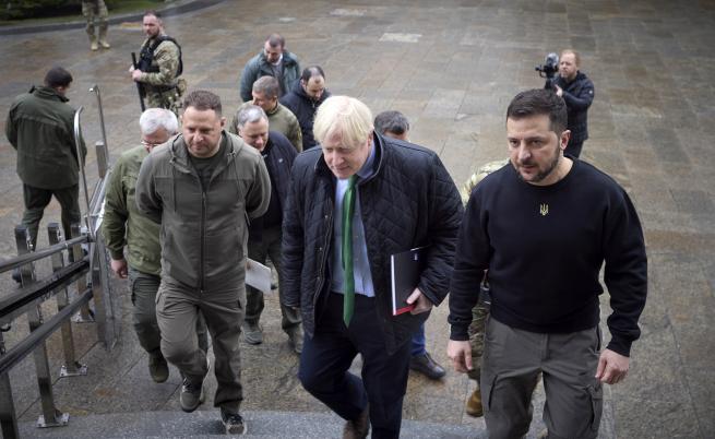 Бившият британски премиер Борис Джонсън изненадващо посети Киев и обеща помощ