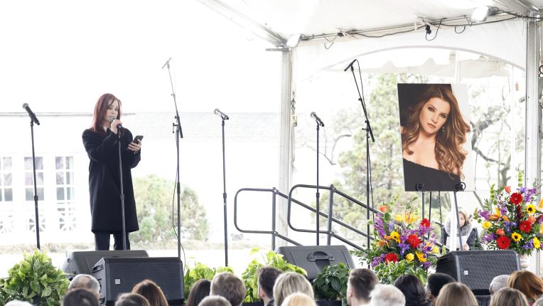  Кадри от службата в памет на Лиса Мари Пресли 