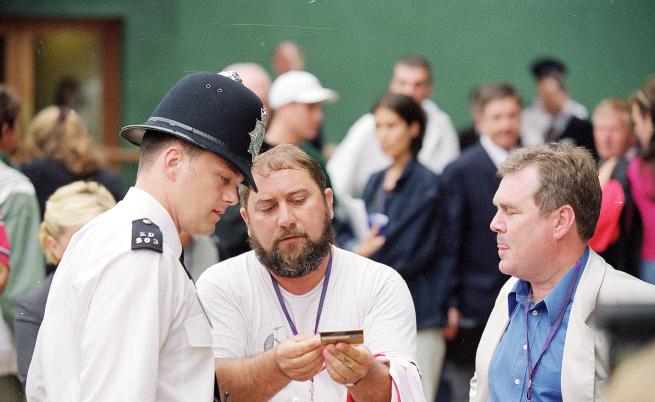 Дамир Докич разговаря с полицай по време на тенис турнира "Уимбълдън"