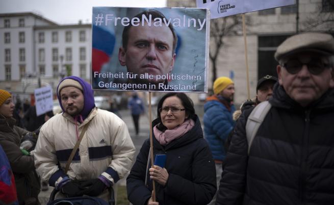  Хората участват на проява в Берлин с искане за освобождение на Алексей Навални, 24 януари 2023 година 