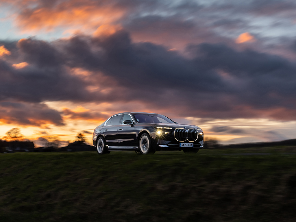 BMW i7 е изявление за лукс, за технологична потентност, изявление за жизнен статут, за еталон при луксозните лимузини. Само колко още прилагателни мога да й лепна, а тепърва започвам!