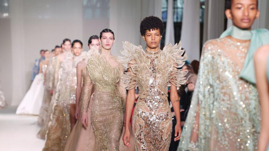 <p>Ели Сааб пренесе гостите си в Тайланд на Седмицата на модата в Париж (СНИМКИ)</p>