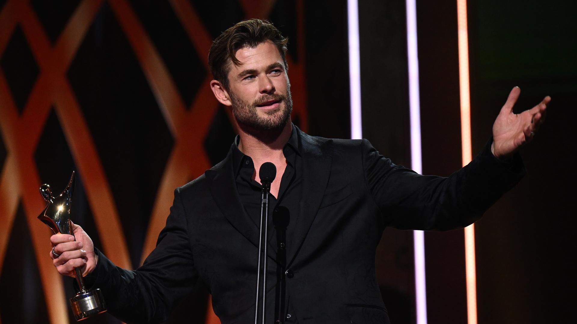 Крис Хемсуърт е най известен като въоръжения с чук норвежки бог