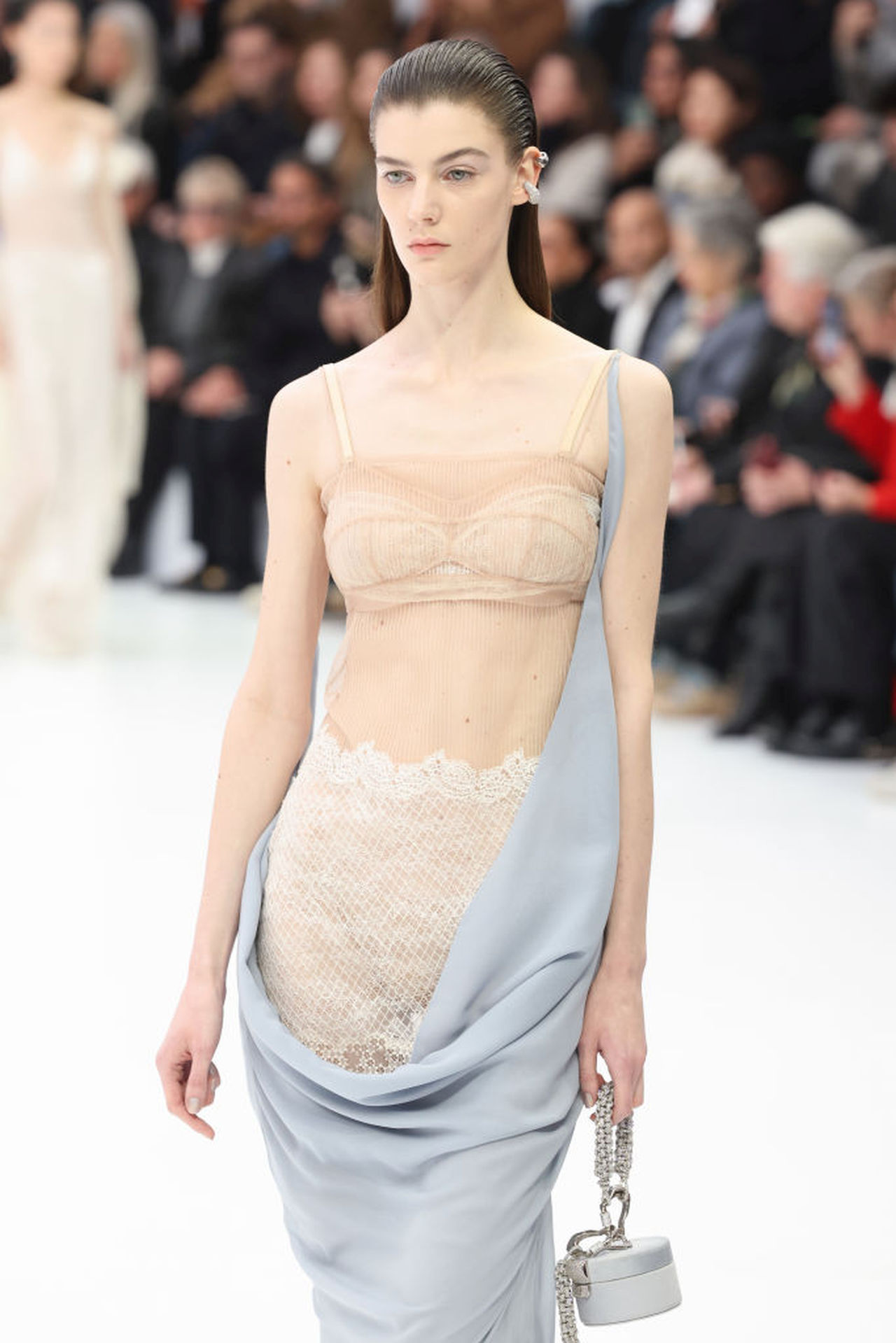 <p>В последния ден от Седмицата на висшата мода в Париж, &quot;Фенди&quot; представи колекция в светлина и прозрачност с изобилие от рокли, проектирани около бельо.</p>