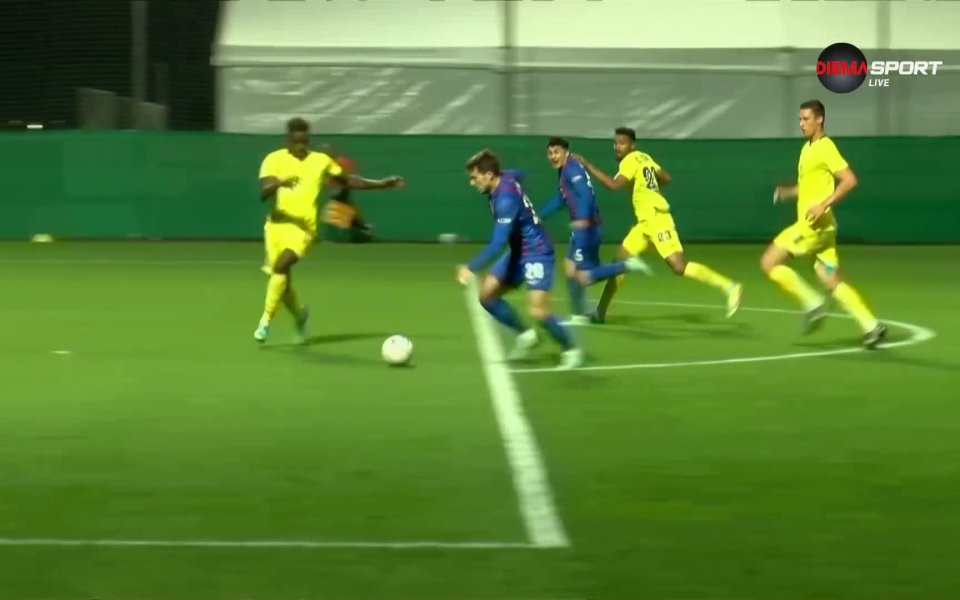 Джохор поведе на Левски след грешка в защитата на сините.