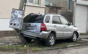 Автомобил счупи електрически стълб в Казанлък