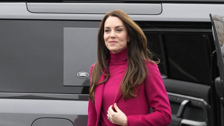  Кейт Мидълтън в комбиниране от цикламено и черно 