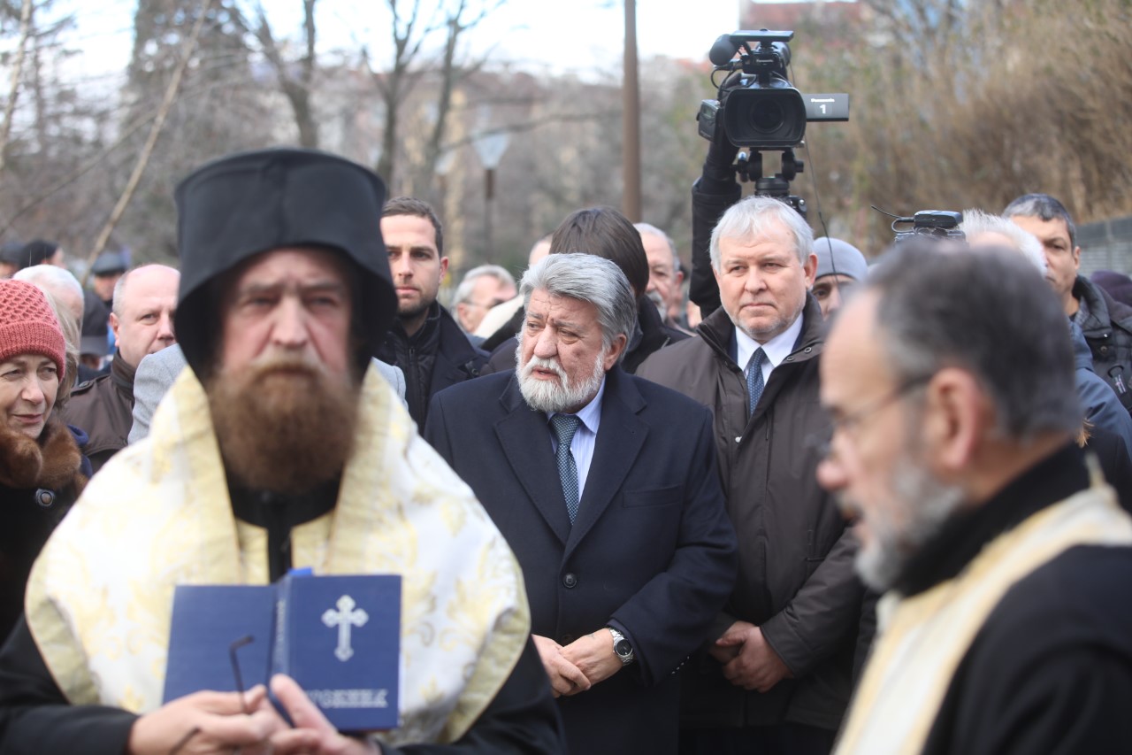 <p>В София десетки граждани и представители на политически формации по традиция се събраха пред параклиса и мемориалната стена до НДК, за да поднесат венци и цветя и да присъстват на молебен.</p>