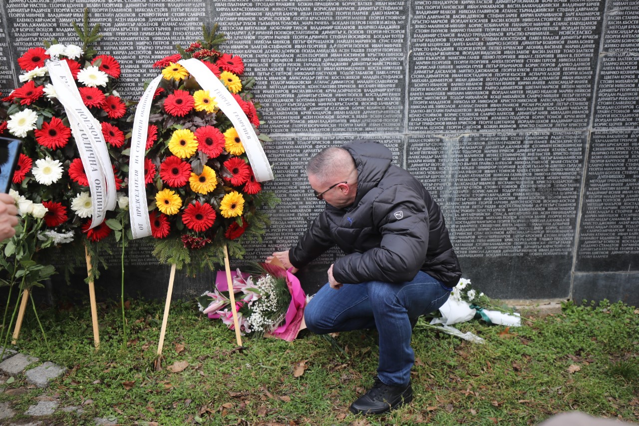 <p>В София десетки граждани и представители на политически формации по традиция се събраха пред параклиса и мемориалната стена до НДК, за да поднесат венци и цветя и да присъстват на молебен.</p>